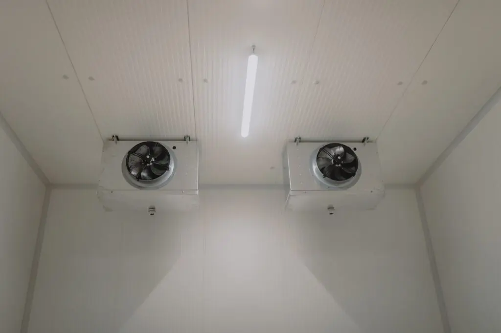 Refrigeration chamber for food storage. Installation for the production of ice.